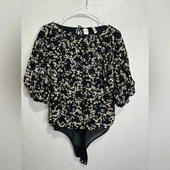 FREE PEOPLE Dessa Bodysuit in Black Ditsy Floral Combo Puff Sleeve Size XS - Picture 2 of 9
